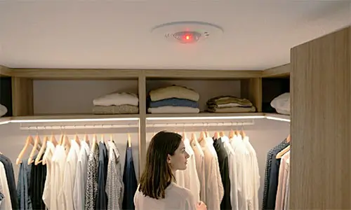 Sensor de presença no closet: Se ausentou, a lâmpada apaga, economia de energia.