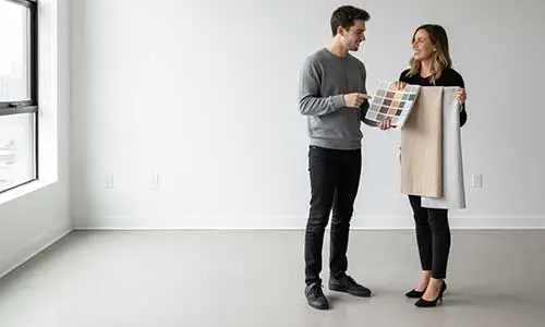 AP para solteiros. Homem solteiro conversando com uma designer de interiores.