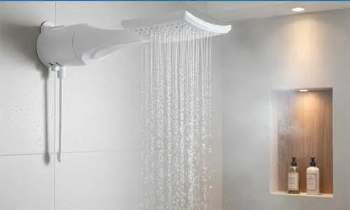 Chuveiro Lorenzetti Loren Shower Ultra multitemperaturas branco em uso, com água caindo em um banheiro moderno, promovendo banhos econômicos e o fim da conta de luz cara.
