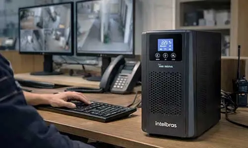 Nobreak Intelbras XNB 1800VA em central de monitoramento, garantindo energia ininterrupta para câmeras e portões em sistemas de portaria remota