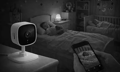 Monitoramento residencial 24 horas via smartphone de quarto infantil com câmera de visão noturna