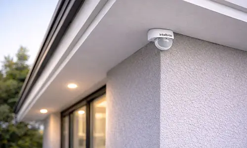 Sensor de presença externo acende as lâmpadas só quando movimentações são detectadas. Economia na conta de luz