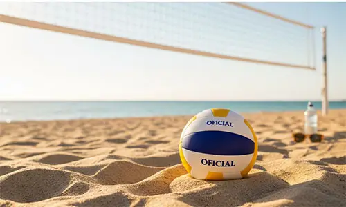 A bola de vôlei, a rede já esticada, a garrafinha com água. Tudo pronto para o lazer na areia.