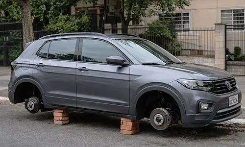 Tabela FIPE é uma coisa, segurança pós compra é outra. Carro seminovo sobre tijolos com as rodas furtadas.